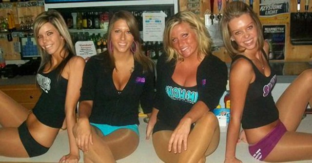 sexy waitress bar girls Breastaurant